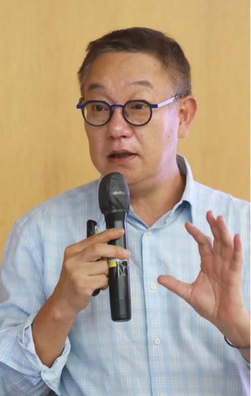 LG CNS는 현신균 대표가 최근 서울대학교 국제회의실에서 재학생 100여 명을 대상으로 ‘LG CNS 대표이사 특별 세미나’를 진행했다고 17일 밝혔다. 사진은 서울대학교 국제회의실에서 LG CNS 현신균 대표가 강연하는 모습. (사진 = LG CNS 제공)