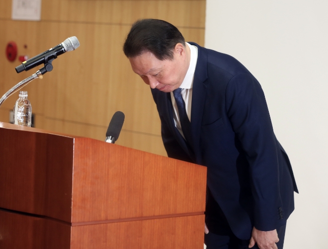 최태원 SK그룹 회장 측은 최근 이혼소송 항소심 판결에서 조 단위 재산분할 판단 등에 영향을 미친 ‘주식가치 산정’에 치명적인 오류가 발견됐다고 17일 밝혔다. 사진은 최태원 SK그룹 회장이 17일 서울 종로구 SK서린빌딩에서 최근 재판 현안과 관련해 고개 숙여 사과하고 있는 모습. (사진 = SK 제공)