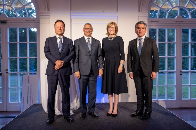 (왼쪽부터) 가네하나 요시노리 가와사키 중공업 회장, 산지브 람바 린데 CEO, 이바나 제멜코바 수소위원회 CEO, 장재훈 현대자동차 대표이사 사장이 기념 촬영하고 있다. / 사진=현대차 제공