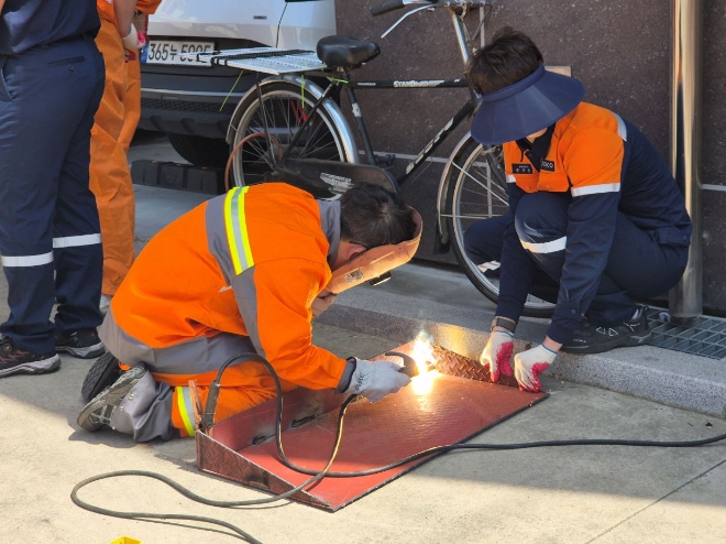 포스코 포항 제강설비부 직원들이 장애인 작가를 위해 꿈틀로에 위치한 작가공방의 계단 경사판을 제작하고 있다. / 사진=포스코1%나눔재단 제공