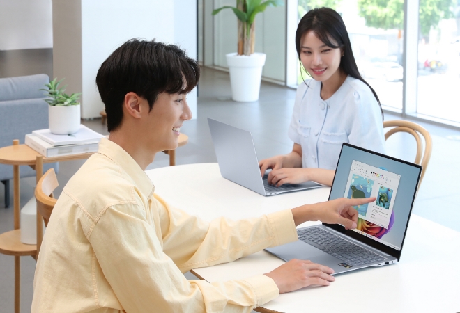 삼성전자는 갤럭시 AI의 PC 경험을 제공하는 ‘갤럭시 북4 엣지’를 18일 국내 출시한다고 밝혔다. 사진은 삼성전자 모델이 강력한 갤럭시 AI의 PC경험을 제공하는 '갤럭시 북4 엣지'를 체험하고 있는 모습. (사진 = 삼성전자 제공)