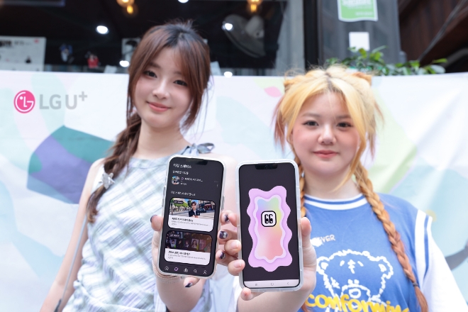 LG유플러스는 자사의 팬 소통 플랫폼 ‘디거스(DIGGUS)’가 출시 2개월만에 글로벌 가입자 10만 명을 확보했다고 18일 밝혔다. 사진은 한국을 방문한 외국인 케이팝 팬들이 디거스를 소개하는 모습. (사진 = LG유플러스 제공)