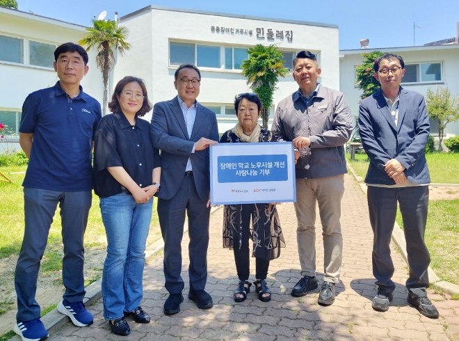 (왼쪽 세 번째부터) 신왕섭 HDC현대산업개발 실장, 송우정 애광원 대표, 황기익 HDC현대산업개발 김해도시계획도로 현장소장이 기념 촬영을 진행하고 있다. / 사진=HDC현대산업개발 제공