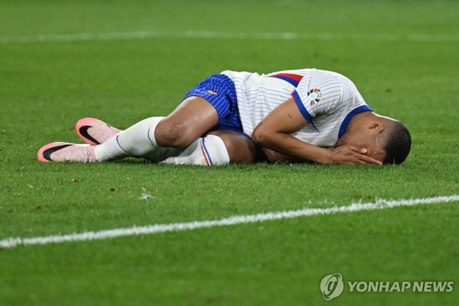코를 잡고 쓰러진 킬리안 음바페