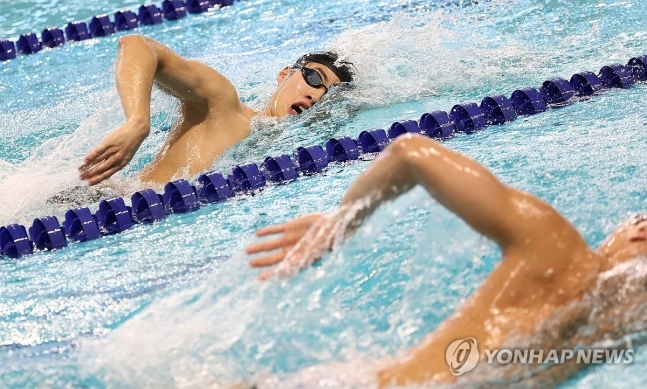 파리 향해 물살 가르는 황선우