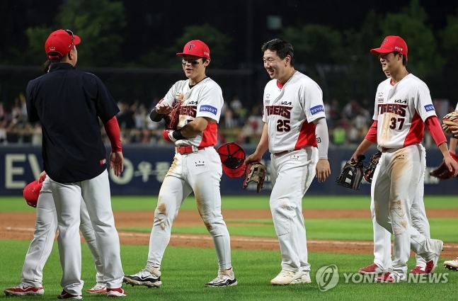 KIA, LG 대파하며 선두 질주