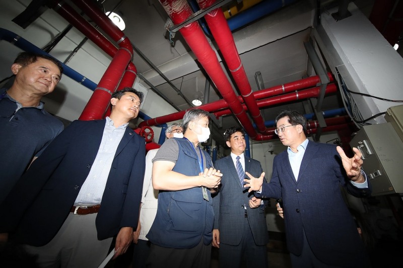 김동연 경기도지사(오른쪽)가 지난 2022년 여름 제1기 신도시인 샛별마을의 지하 열공급망등 배관의 낙후정도를 확인하며 주민들과 대책을 논의하고 있다.(사진=김형운 기자)