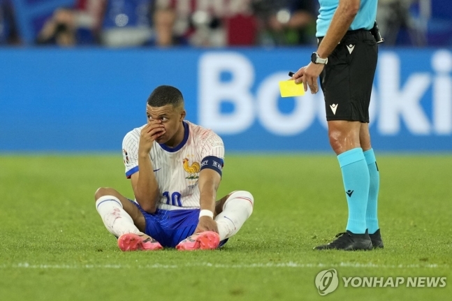 코를 잡고 주저앉은 프랑스 대표팀의 주장 킬리안 음바페