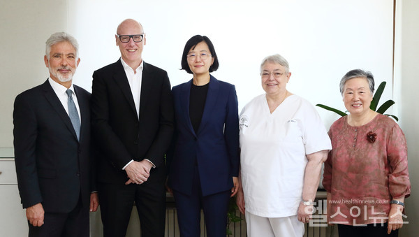 (좌측부터)프랑수아봉탕(FrancoisBontemps)주한벨기에대사,UCB제약고블렛프레드릭(GobletFrederic)비즈니스인에이블러(BusinessEnabler)총괄,한국유씨비제약황수진대표이사,전진상의원배현정원장,전진상복지관유송자관장