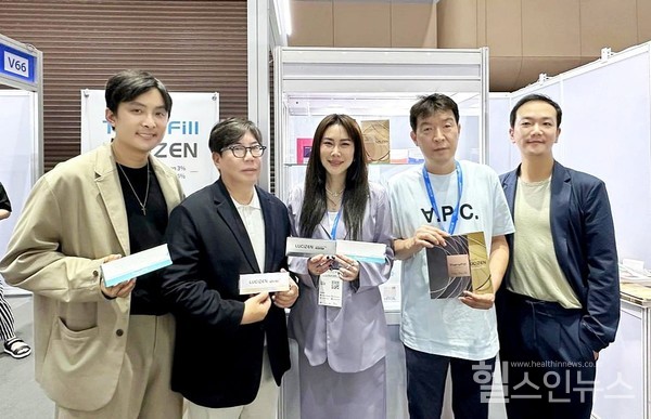 지난13일부터15일까지태국방콕에서열린‘코스모프로프CBE아세안’박람회전시부스에서김상용셀론텍사장(왼쪽두번째)과부사라와린바보른초트니티와니치(BussarawarinBavornchotnitiwanich)에스디엑스바이오테크(SDXBiotech)대표(왼쪽세번째)가셀론텍콜라겐필러제품인테라필과루시젠을선보이고있다.
