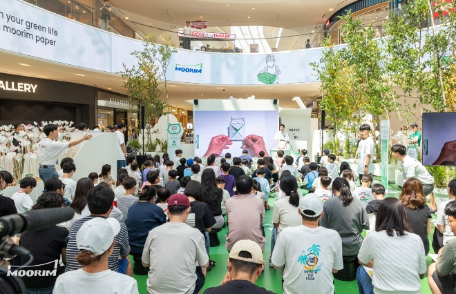 ‘페이퍼어드벤처 2024’에서 공연을 하고 있는 종이접기 유튜버 '네모아저씨' / 사진제공 =무림