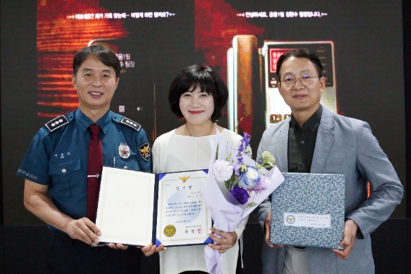 신한카드(사장 문동권)는 고객의 보이스피싱 피해 예방에 기여한 신한카드 FD팀 직원이 성북경찰서로부터 감사장을 받았다고 19일 밝혔다. 감사장 수여식에 참석한 성북경찰서 범죄예방대응과 이교진 과장(맨 왼쪽)과 신한카드 FD팀 직원이 기념 촬영을 하고 있다. / 사진=신한카드 제공