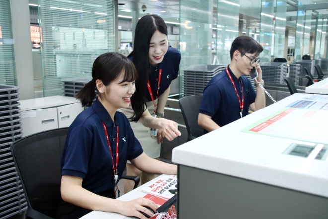 티웨이항공은 무더운 날씨 속 근무하는 공항 직원들을 위해 여름용 셔츠 유니폼인 ‘쿨비즈’를 지급 및 운영한다고 19일 밝혔다. 사진은 인천공항 카운터 내 티웨이항공 근무 직원들이 ‘쿨비즈’를 착용하고 업무에 임하는 모습. (사진 = 티웨이항공 제공)