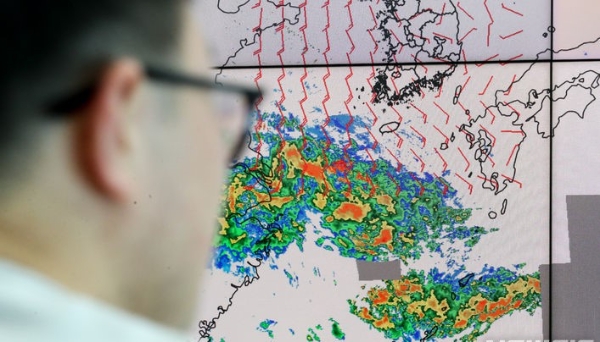 정체전선이 북상 중인 19일 오후 제주시 건입동 제주기상청에서 예보관이 장맛비를 품은 저기압대의 움직임을 분석하고 있다.