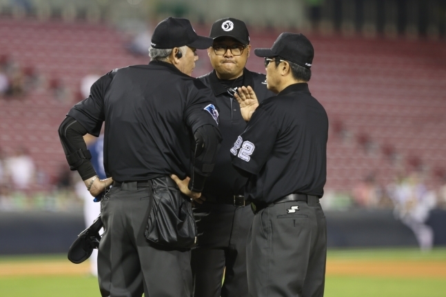 상의하는 심판진
