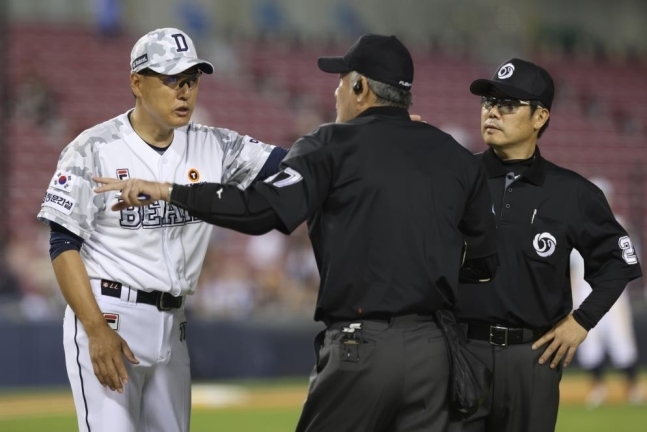항의하는 이승엽 두산 감독