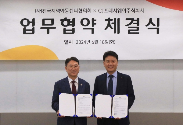 CJ프레시웨이 본사에서 강연중 CJ프레시웨이 FD사업본부장(오른쪽)과 남세도 전국지역아동센터협의회 이사장