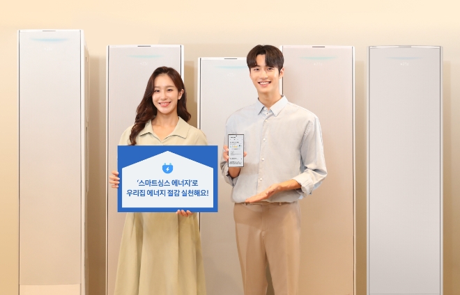 삼성전자 모델이 삼성스토어 부천중동점에서 스마트싱스 에너지 서비스를 소개하고 있다.