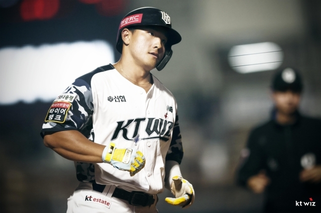 데뷔 홈런을 친 안현민