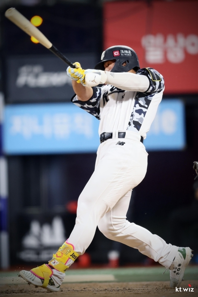 kt 안현민의 힘찬 홈런 스윙