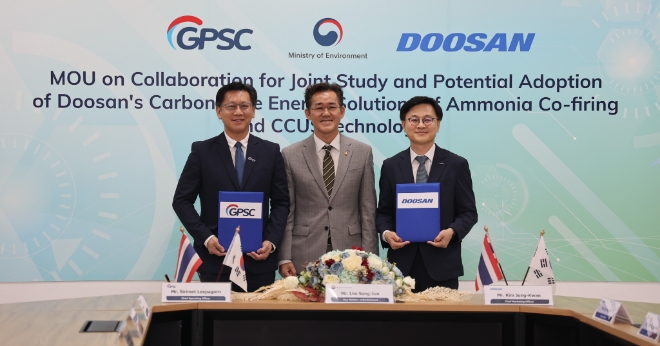 두산에너빌리티는 태국 국영기업 GPSC와 ‘암모니아 혼소, CCUS 기술 공동연구 및 도입 검토에 관한 양해각서(MOU)’를 체결했다고 20일 밝혔다. 사진은 태국 동남부 라용 지역 게코원 발전소 현장에서 열린 협약식에서 참석자들이 기념촬영을 하고 있는 모습. (사진 왼쪽부터) GPSC 시리멧 리파꼰 COO, 임상준 환경부 차관, 두산에너빌리티 김정관 마케팅부문장. (사진 = 두산에너빌리티 제공)
