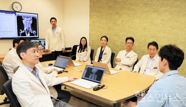 삼성서울병원재발성두경부암클리닉의료진이환자대면다학제진료하고있다.
