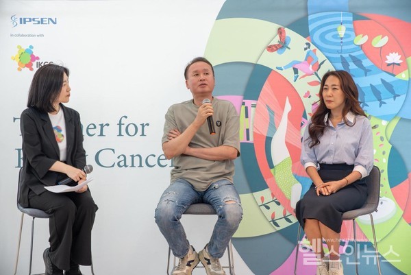 입센코리아가‘세계신장암의날’을기념해한국신장암환우회와토크이벤트를개최하고,신장암투병및생활환경에대한환자들의생각을공유하는시간을가졌다.(우측부터한국신장암환우회백진영대표,조재혁환우,입센코리아윤성은대외협력상무)