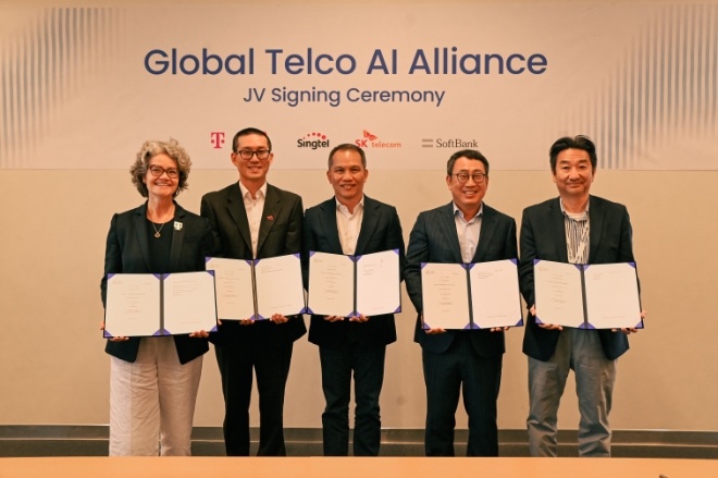 SK텔레콤(SKT)은 (현지시간) 지난 18일 덴마크 코펜하겐에서 열리고 있는 글로벌 통신·기술 연합체인 TM포럼에서 ‘2차 글로벌 텔코 AI 라운드테이블’ 행사를 개최했다고 20일 밝혔다. 사진은 (현지시간) 지난 19일 (좌측부터)도이치텔레콤 클라우디아 네맛 수석부회장, e& 해리슨 렁 그룹 전략 최고책임자, 싱텔 윌리암 우 그룹 정보기술 최고책임자, SKT 유영상 CEO, 소프트뱅크 기미코 카네코 기술 전략 이사가 조인트벤처 설립 본계약 체결 후 기념촬영을 하는 모습. (사진 = SKT 제공)