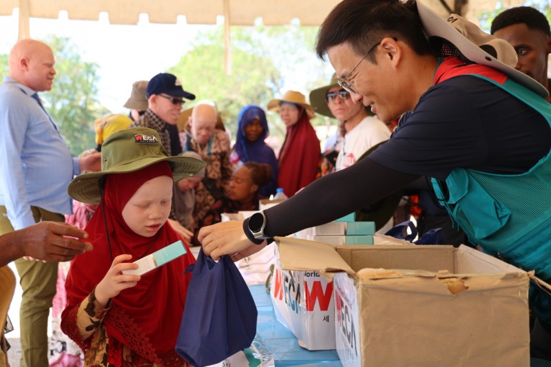 자외선 차단 물품을 지원하는 모습