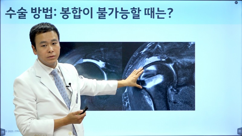 이성민 경희의료원 정형외과 교수가 모던필라테스와 함께 렁칭한 어깨 재활 운동 인증 프로그램에 대해 설명하고 있다.