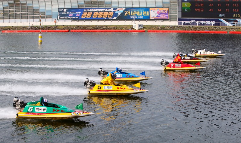 20일 하남 미사리 경정장에서 열린 ‘2024 국민체육진흥공단 이사장배 경정 왕중왕전’에서 결승 경주에 출전한 6명의 선수들이 물살을 가르며 경주를 시작하고 있다.