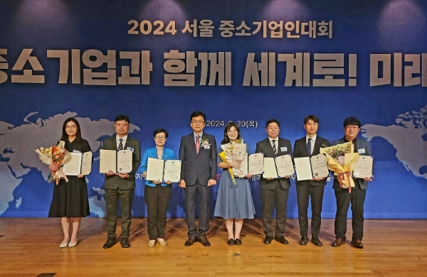 지난 20일 중소기업DMC타워에서 열린 2024 서울 중소기업인 대회에서 롯데GRS 경영지원부문 이승주 상무(오른쪽)가 중소벤처기업부장관 표창 수상 후 단체 기념 촬영하고 있는 모습
