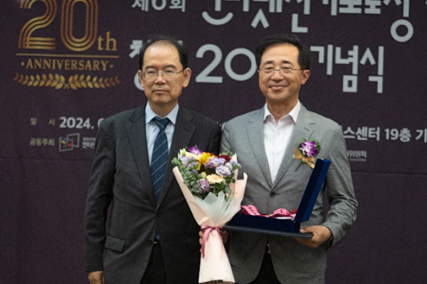 인신윤위 이재진 위원장(오른쪽) 사진제공 = 인터넷신문윤리위원회