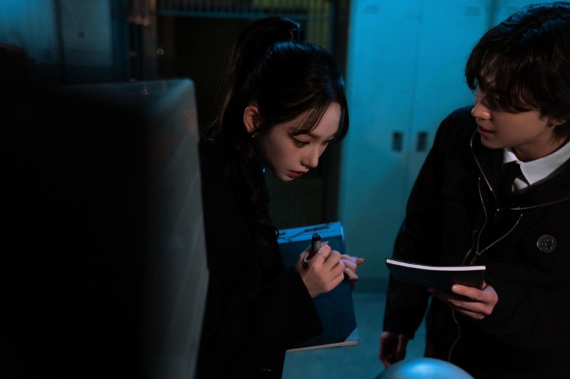 ‘미스터리 수사단’ 에스파 카리나, 열정 막내 맹활약…다채로운 매력에 ‘홀릭’