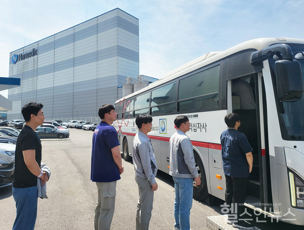 21일휴온스그룹제천공장임직원들이헌혈캠페인에동참하고있다.