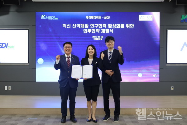 업무체결식현장(좌측부터양진영이사장,황은아대표,정성문최고기술책임자)