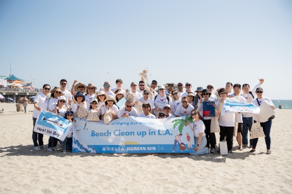대한항공과 델타항공은 미국 캘리포니아주 로스앤젤레스에서 환경 정화 봉사활동을 실시했다. 사진은 봉사활동에 참여한 양사 임직원들이 기념사진을 촬영하는 모습. / 사진=대한항공 제공