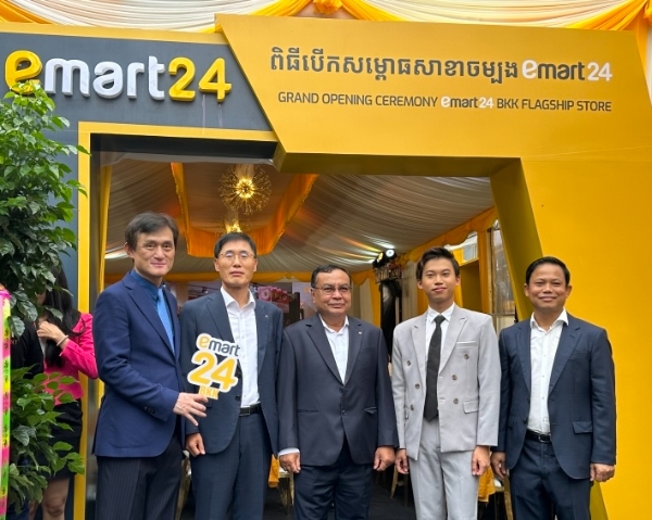 21일 캄보디아 프놈펜에서 열린 '이마트24 캄보디아 1호점 개점식'에서 데이비드 삼보 사이손브라더홀딩스 대표(우측 두 번째), 박진순 한림건축그룹 회장(좌측 첫 번째), 옴 쌈은 KB프라삭은행장(좌측 세 번째), 김현종 KB프라삭은행 부행장(좌측 두 번째) 등이 기념사진을 촬영하고 있다. / 사진=KB국민은행 제공