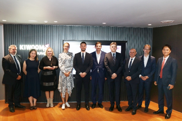 20일 여의도 키움증권 본사에서 엄주성 키움증권 대표이사(가장 오른쪽)와 유럽부흥개발은행(EBRD) 연수단이 기념촬영을 하고 있다. / 사진=키움증권 제공