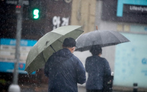 20일 오후 제주 서귀포시 서홍동 인근 횡단보도에서 우산을 쓴 시민들이 걸어가고 있다.