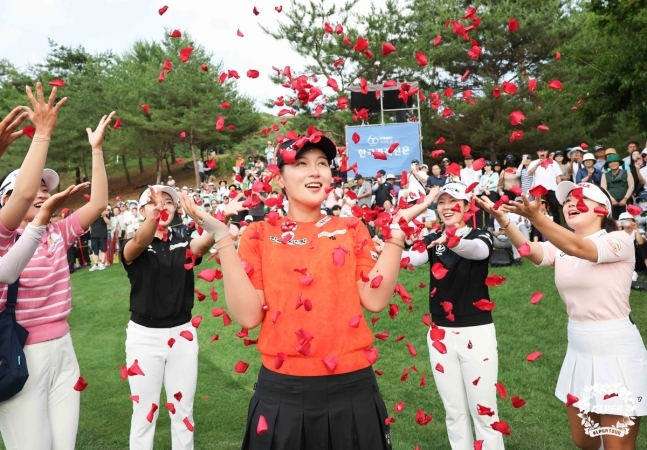 우승을 기뻐하는 박현경(가운데