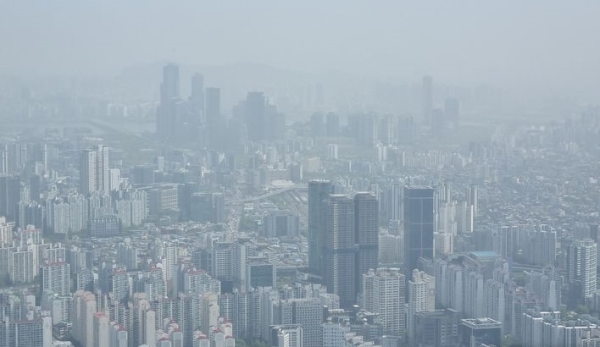 황사 영향으로 서울지역 미세먼지 농도가 연이틀 '매우 나쁨' 수준을 보인 지난 4월18일 서울 상공에서 바라본 도심이 뿌연 먼지로 갇혀 있다.