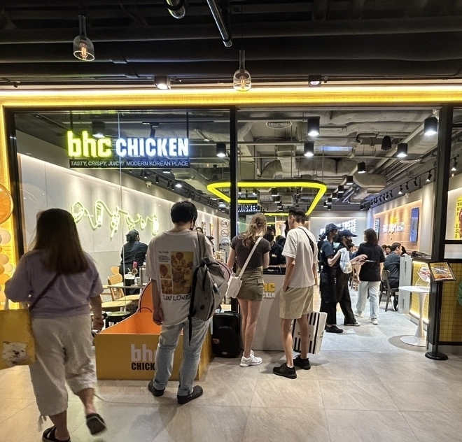 bhc 치킨 태국 6호점(bhc 시암센터점) 매장 / 사진=bhc치킨 제공