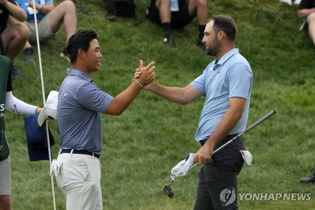 경기를 마친 뒤 셰플러와 악수하는 김주형(왼쪽)