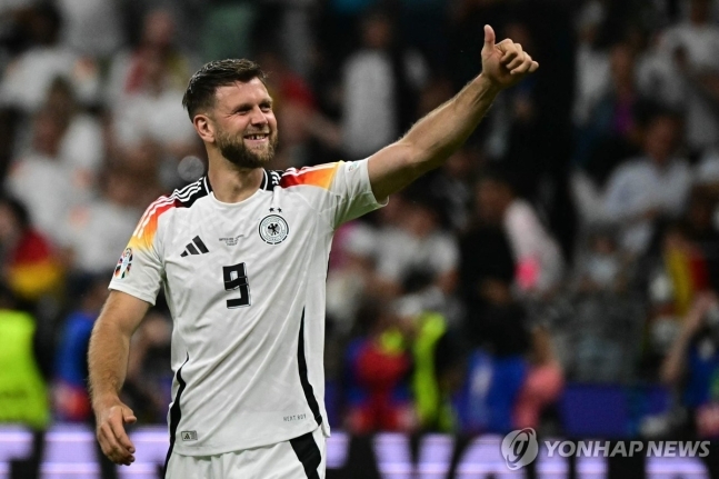 엄지손가락을 들어올리는 독일 축구대표팀의 니클라스 퓔크루크