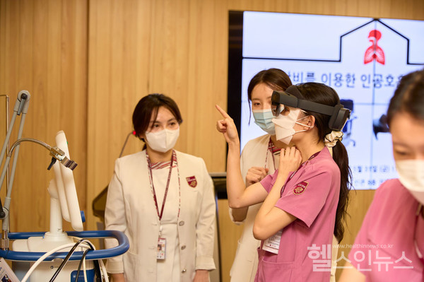 교육에참여한간호사가AR장비를활용한인공호흡기교육에참여하고있다