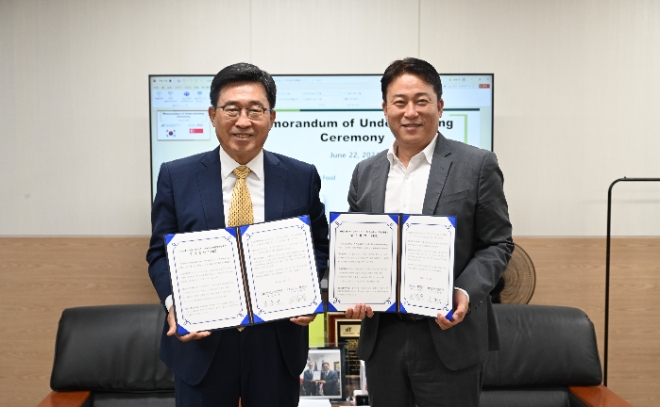 김춘진 한국농수산식품유통공사 사장(왼쪽), 조남준 난양공대 변환경제연구센터 센터장이 업무협약 후 기념 촬영하고 있다. / 사진=한국농수산식품유통공사 제공