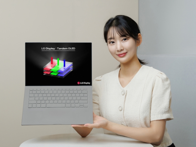 LG디스플레이는 업계 최초로 노트북용 ‘13인치 탠덤 OLED 패널’ 개발을 완료하고 최근 양산을 시작했다고 24일 밝혔다. 사진은 LG디스플레이 모델이 노트북용 탠덤 OLED 패널을 소개하고 있는 모습. (사진 = LG디스플레이 제공)
