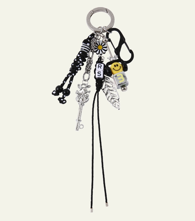 日 디토 소비 트렌드 확산으로 아이돌 패션템 판매량 상승세