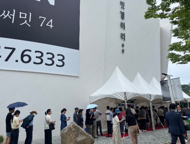 대우건설은 지난 21일 개관한 ‘블랑 써밋 74’ 견본주택에는 주말 3일 동안 약 1만여명의 내방객이 방문했다고 24일 밝혔다. 사진은 ‘블랑 써밋 74’ 견본주택을 찾은  내방객들의 모습. (사진 = 대우건설 제공)